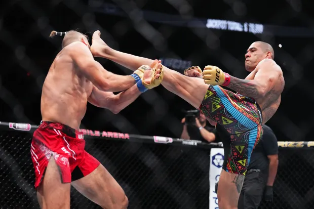 Alex Pereira kicked Jiri Procházka at UFC 303