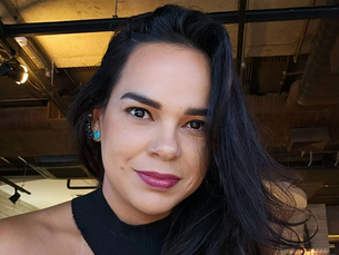 Aline Romana, autora da Pluma Editora.