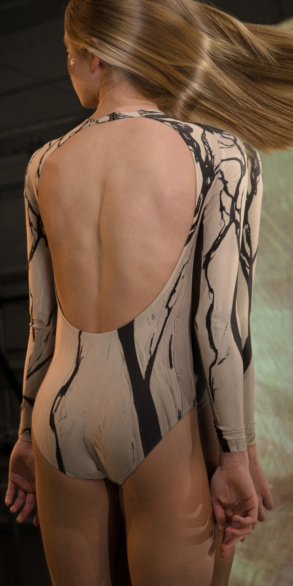 Thumbnail: DELTA low back leotard with long sleeves - LATTE