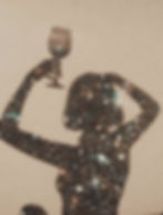 ombre d'une femme qui lève un verre