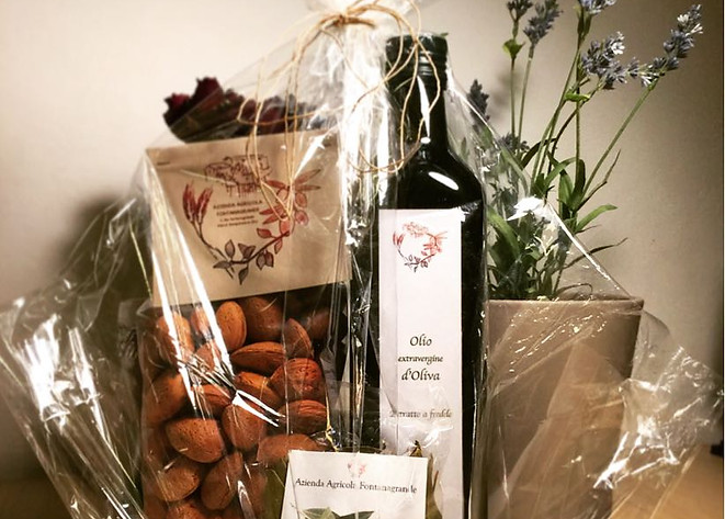 Composizione dei prodotti dell'Azienda Agricola: Mandorle in guscio, Olio Extravergine d'Oliva 0,5 l; Alloro in foglie;