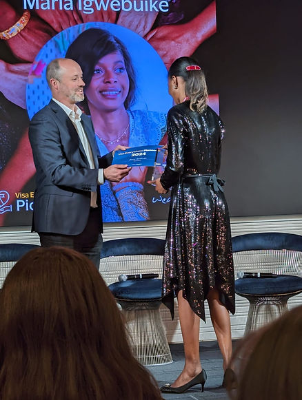 Maria Igwebuike receiving her award at Visa Pioneer 20