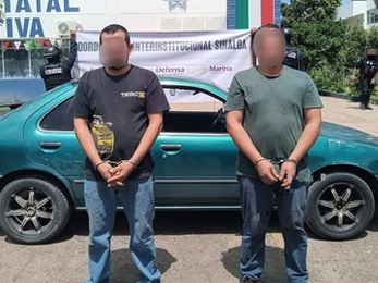 Grupo Interinstitucional detiene a 2 civiles en vehículo con reporte de robo en Culiacán