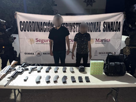 Derivado de una denuncia ciudadana al 089, el Grupo Interinstitucional detiene a dos hombres y les asegura armas, municiones y un vehículo con reporte de robo