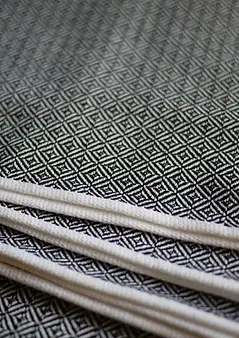 storchenwiege-leo-black-and-white-woven-wrap.webp