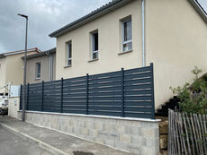 paysagiste vaugneray, aménagement paysager, mur de clôture, clôture aluminium