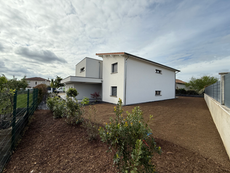 Paysagiste marcy l'étoile, paysagiste ouest lyonnais, Aménagement complet jardin, plantation, olivier, massif méditerranéen, massif ardoise, massif japonais, corten, brise vue corten, claustra corten, clôture ardoise, soubassement ardoise, arrosage automatique, bordure acier, pied de façade, gazon