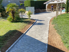 paysagiste orlienas, aménagement d'une cour, cour pavée, pavage, chainette pavée, aménagement