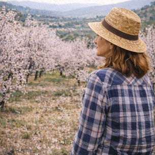 Dona Rural sòcia de la Cooperativa Atzeneta observant els seus ametlers florits