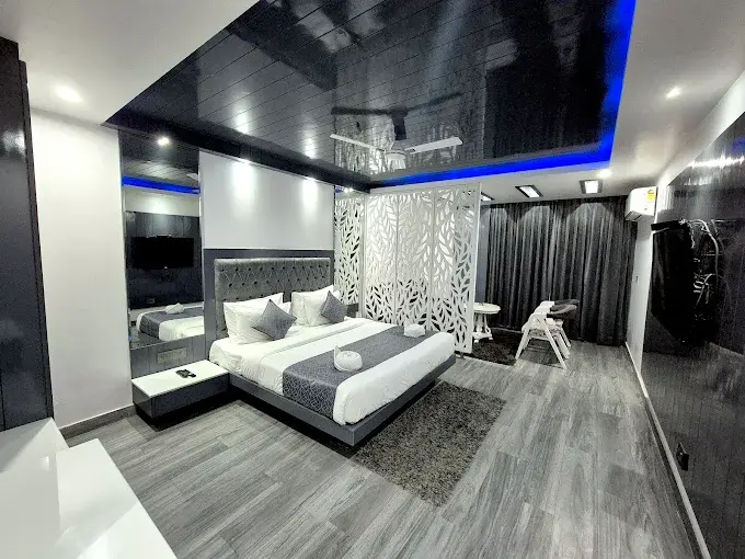 Skylark Hotel Bedroom1.webp