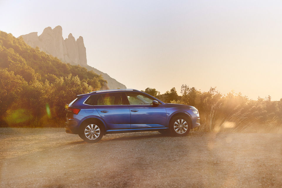 Magischer Sonnenuntergang über Berglandschaft und Skoda-Auto"
Alttext: "Die Sonne taucht majestätisch hinter den Bergen und Bäumen unter und zaubert ein magisches Gegenlicht, das die Schönheit der Landschaft und das strahlende Skoda-Auto im Vordergrund unterstreicht.