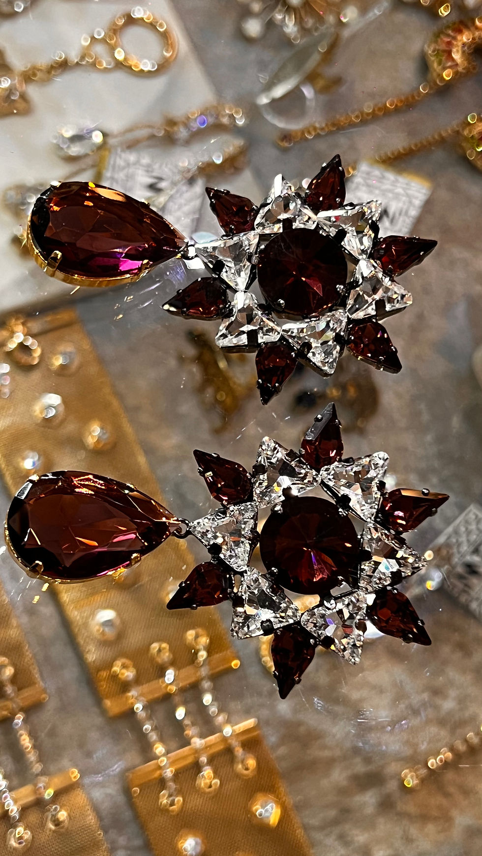 Миниатюра: Andromeda statement clip earrings in burgundi & liquor tones