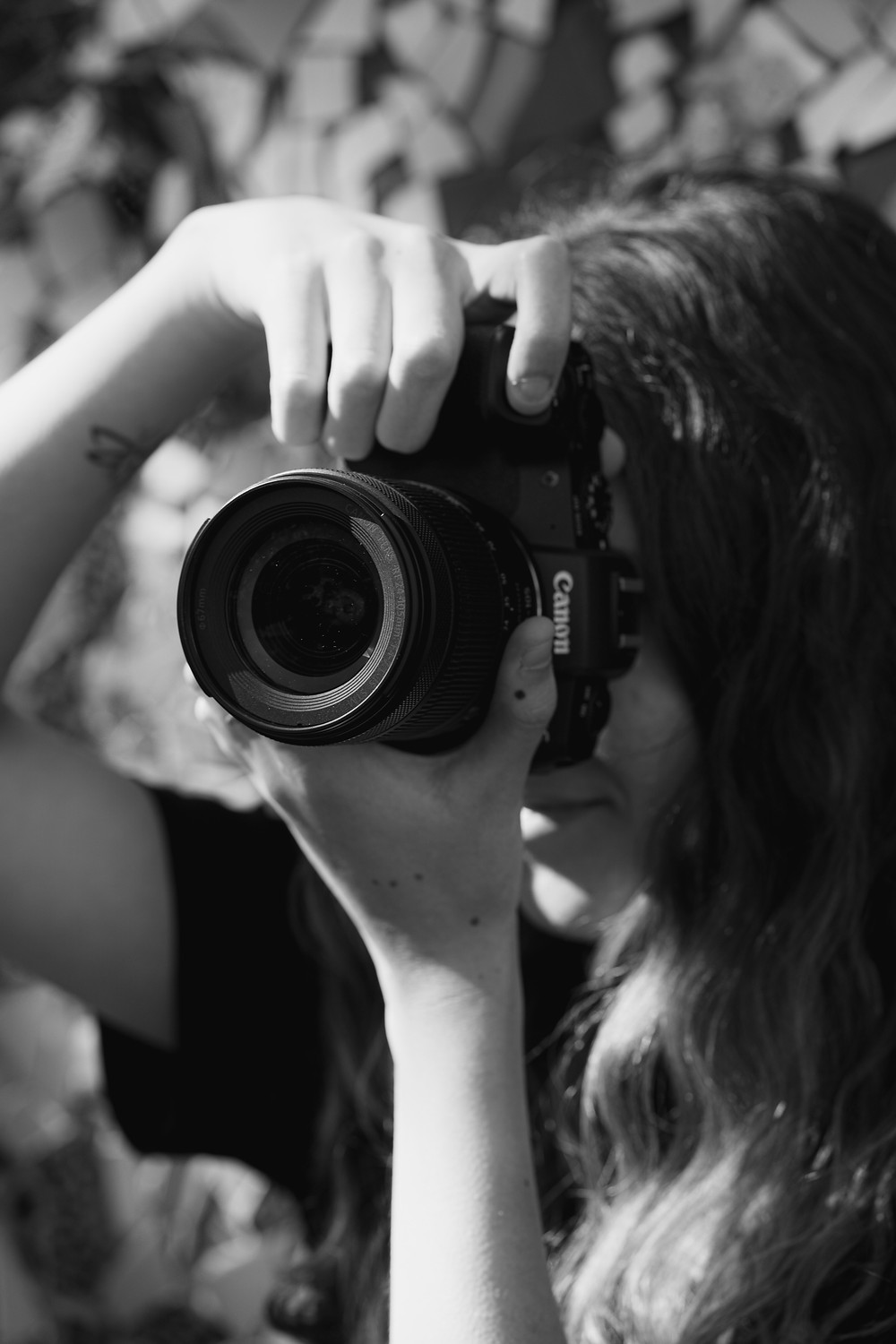 Black white picture female Photographer, weibliche Fotografin, kamera canon
