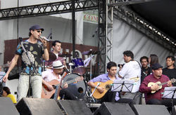 Junior Bier com Orquestra à Base de Corda e Zeca Baleiro