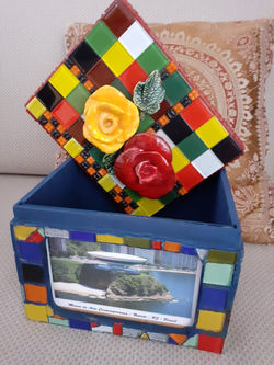 Porta retratos em mosaico e flores em cerâmica. Preço R$ 500, 00