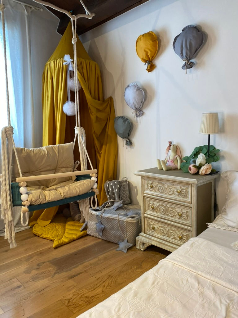 Thumbnail: IL baldachino accogliente per letto, culla, zona giochi dei bambiniin satèn ocra