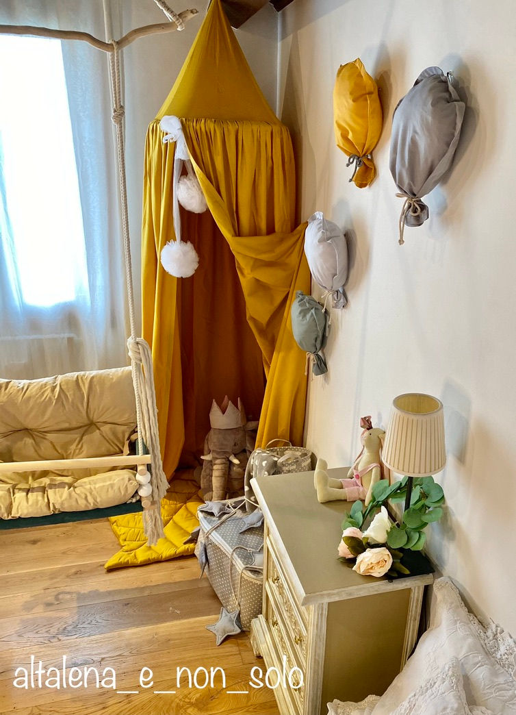 Thumbnail: IL baldachino accogliente per letto, culla, zona giochi dei bambiniin satèn ocra