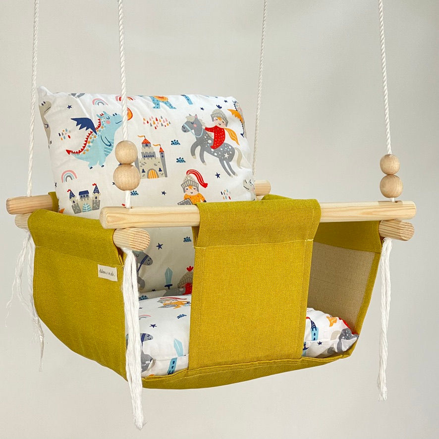 Thumbnail: altalena per bambini da interno base senape, cuscino con design cavaliere con drago