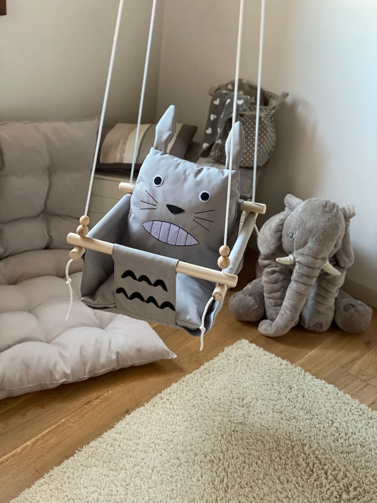 Thumbnail: altalena per bambini da interno colore grigio, personaggio Totoro