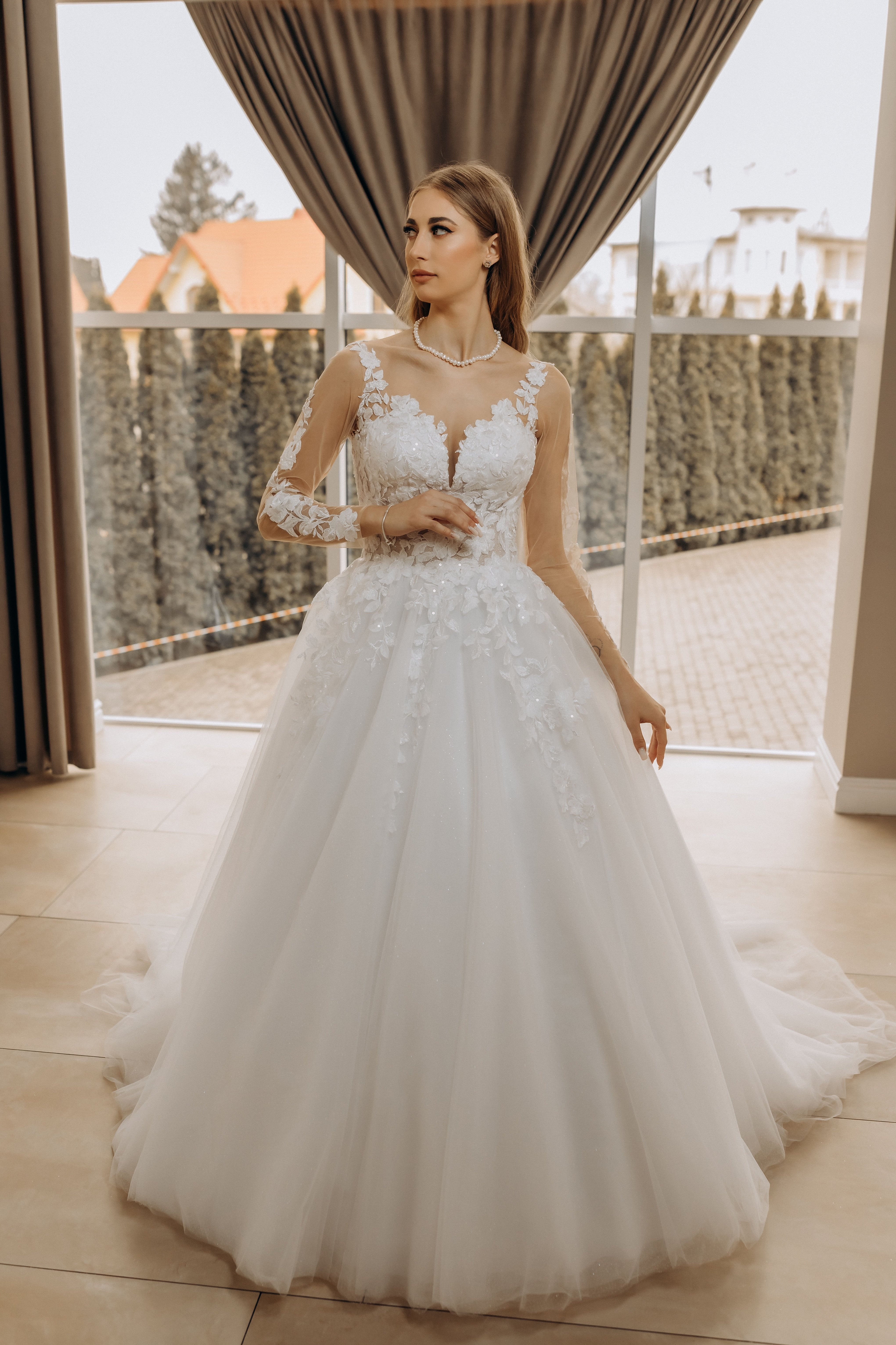 Весільна сукня з розшитим бісером та мереживом