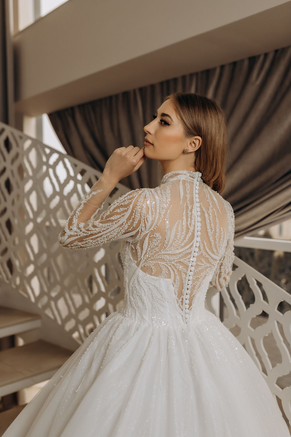 Прев'ю: Розкішна весільна сукня з блискучим шлейфом