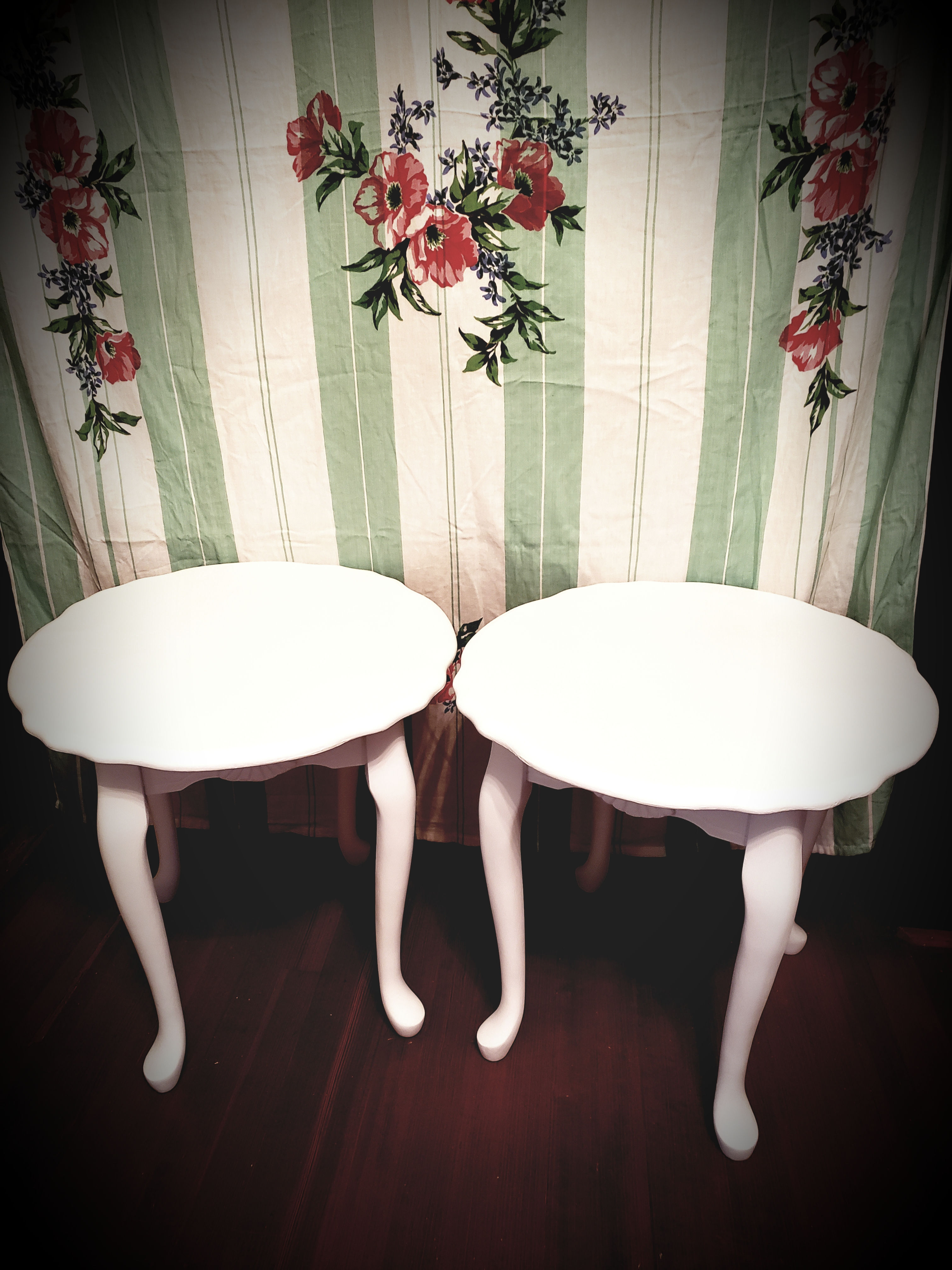 Set of 2 end tables