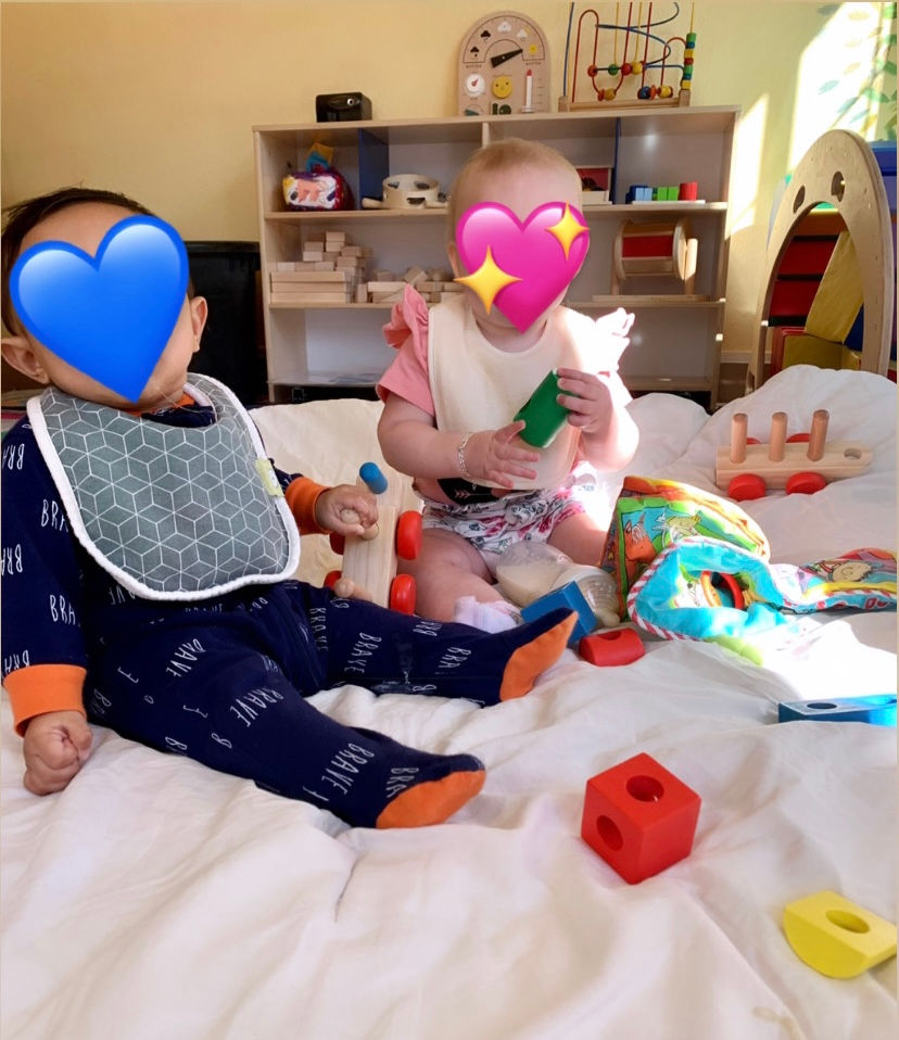 toddler friends play together