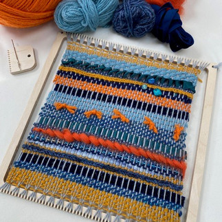  square frame weaving loom with comb and different coloured yarns