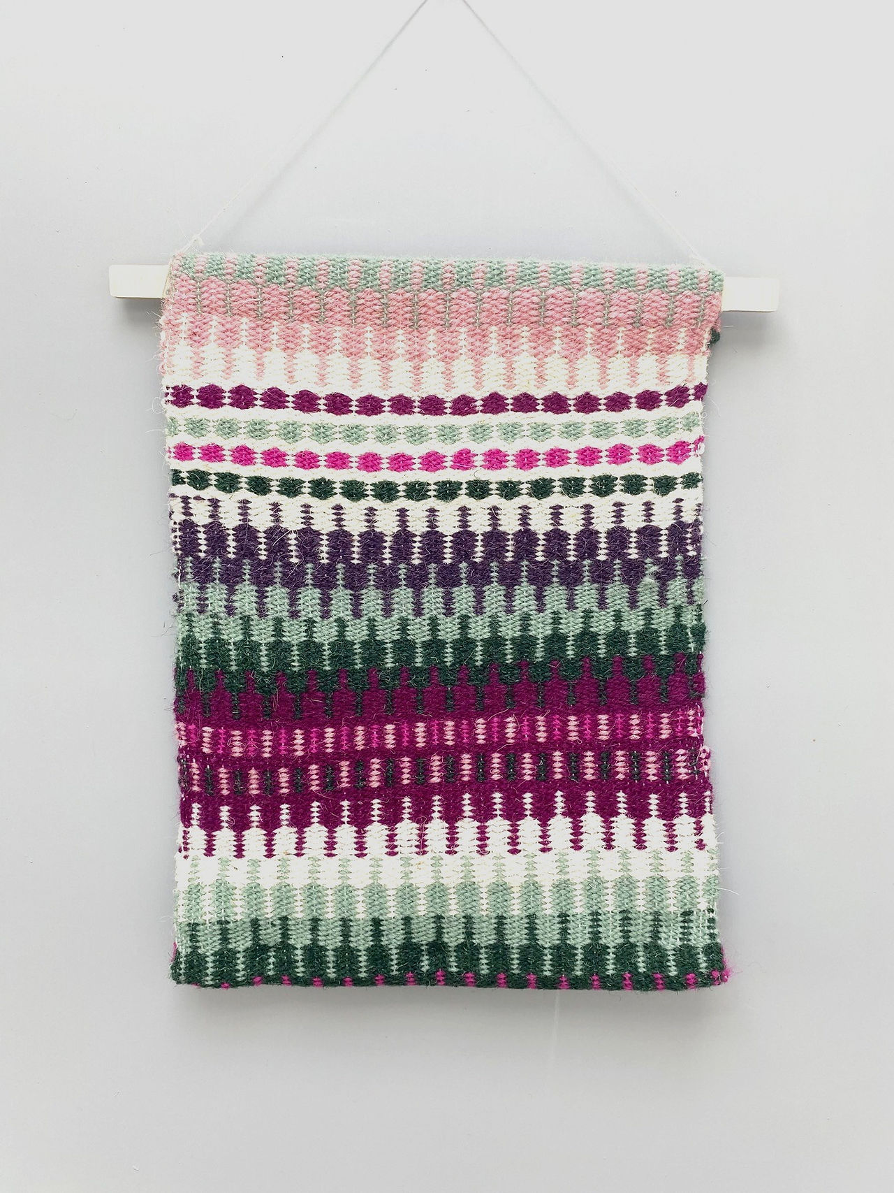 Krokbragd woven wall hanging woven on a tabbyandtweed rigid heddle loom weaving kit.