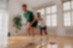 Ein Bild, das personalisierte Therapie und Training bei RE Motion zeigt, könnte Mohsen Salah Muhsin dabei darstellen, wie er einem Kunden individuell abgestimmte Übungen oder Therapiemaßnahmen anleitet. Der Kunde könnte mit speziellen Trainingsgeräten arbeiten oder an funktionellen Bewegungsübungen teilnehmen, die gezielt auf seine Bedürfnisse und Ziele ausgerichtet sind. Mohsen könnte dabei aufmerksam die Technik des Kunden korrigieren und ihn motivieren, während er eine maßgeschneiderte Betreuung bietet. Der Raum wäre modern und gut ausgestattet, was den personalisierten Ansatz bei RE Motion unterstreicht.