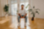 Ein Bild für den "APhysiotherapeut Mohsen Salah Muhsin in einer professionellen, einladenden Umgebung. Seine Erfahrung und sein Engagement für die Gesundheit und das Wohlbefinden der Patienten stehen im Vordergrund.. Der Therapieraum in Berlin ist modern und gut ausgestattet, um eine vertrauensvolle und kompetente Atmosphäre zu schaffen, die sein professionelles Angebot widerspiegelt.