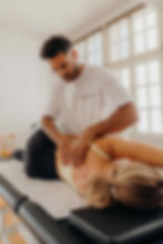 Ein Bild von Mohsen Salah Muhsin, der manuelle Therapie bei RE Motion durchführt, könnte ihn in einer konzentrierten Behandlungsposition zeigen, während er seine geschickten Hände anwendet, um einem Patienten bei der Linderung von Schmerzen oder der Verbesserung der Mobilität zu helfen. Mohsen könnte an einem bestimmten Körperbereich des Patienten arbeiten, wie etwa der Wirbelsäule oder den Gelenken, um Blockaden zu lösen. Das Bild betont seine Fachkompetenz als erfahrener Physiotherapeut mit über 8000 Stunden Praxis. Der Raum könnte ruhig und professionell gestaltet sein, um eine vertrauensvolle und heilende Atmosphäre zu vermitteln.