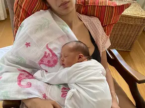 mom breastfeeding while sleeping