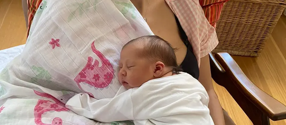 mom breastfeeding while sleeping
