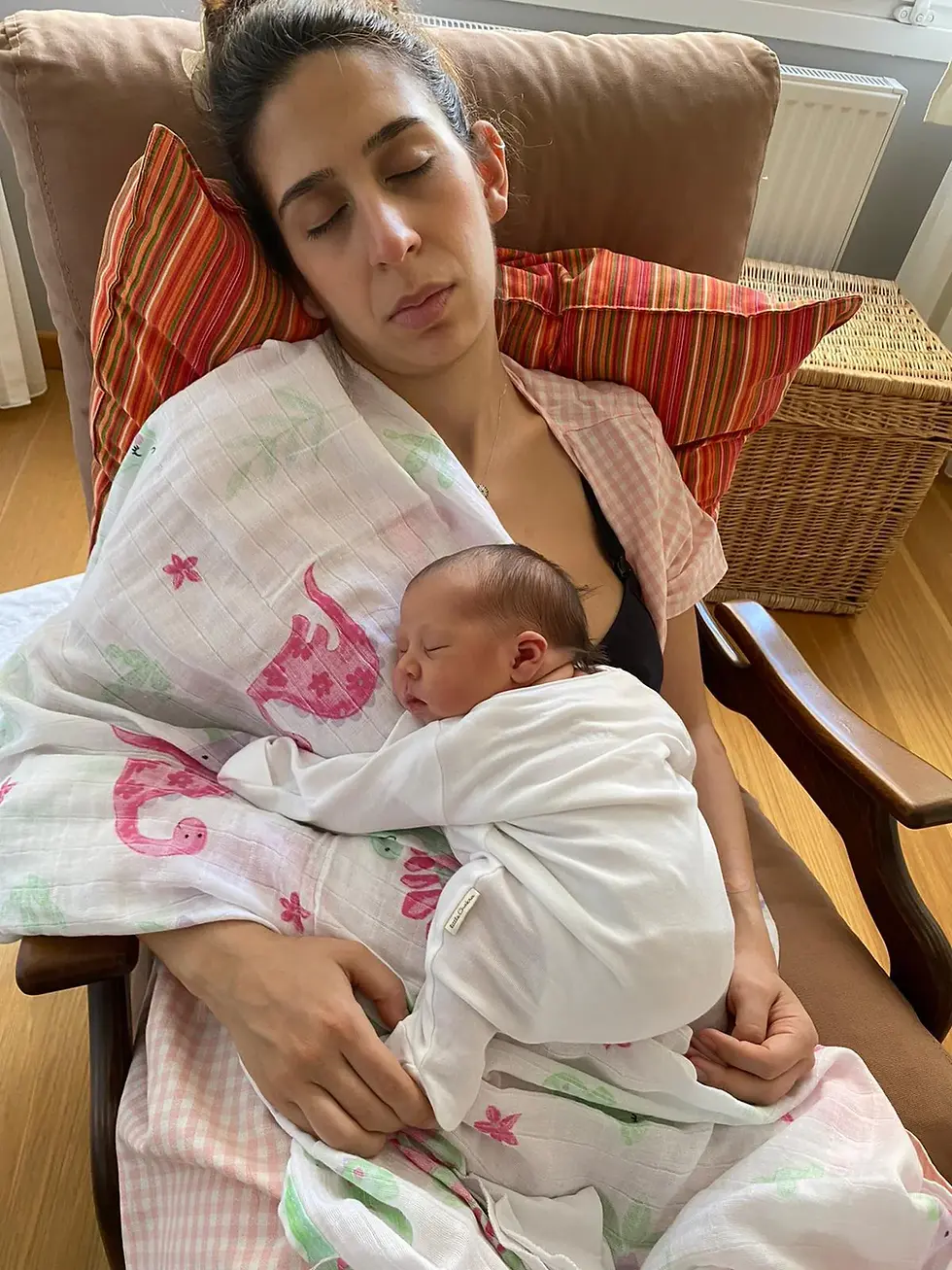 mom sleeping while breastfeeding