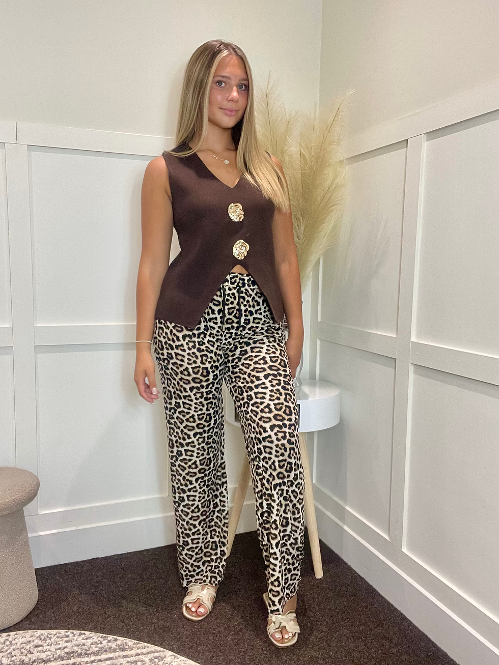 CHOCOLATE SLEEVELESS KNIT TOP