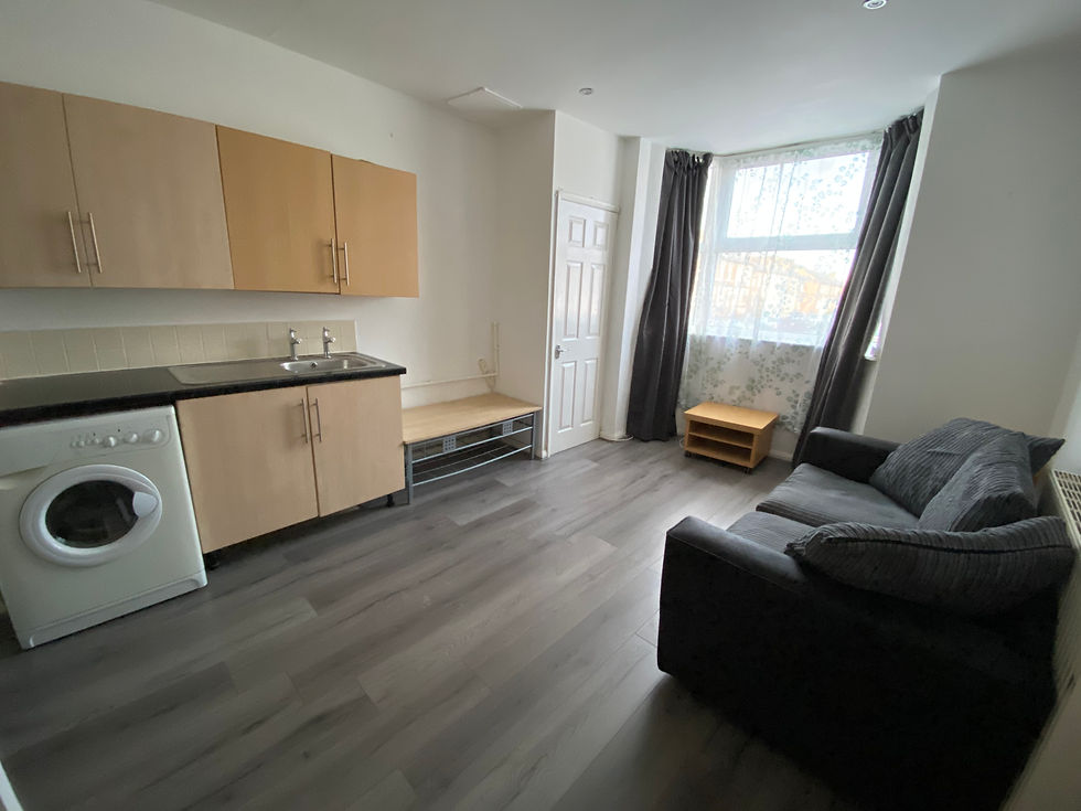 24 George St GFF Sitting room to TV benc