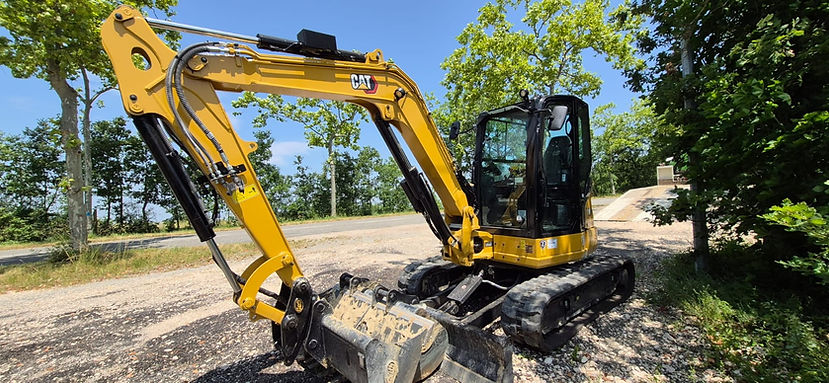Mini pelle caterpillar 2,7 Tonnes disponible à la location sur toulouse et toute sa périphérie et en haute garonne
