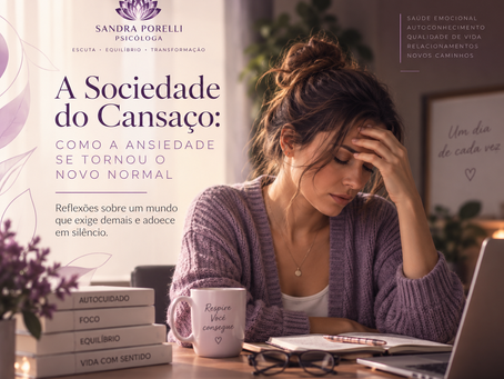 Mulher cansada e sobrecarregada sentada à mesa, representando estresse e ansiedade no cotidiano