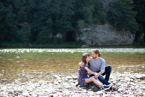 Couple au bord de la rivière