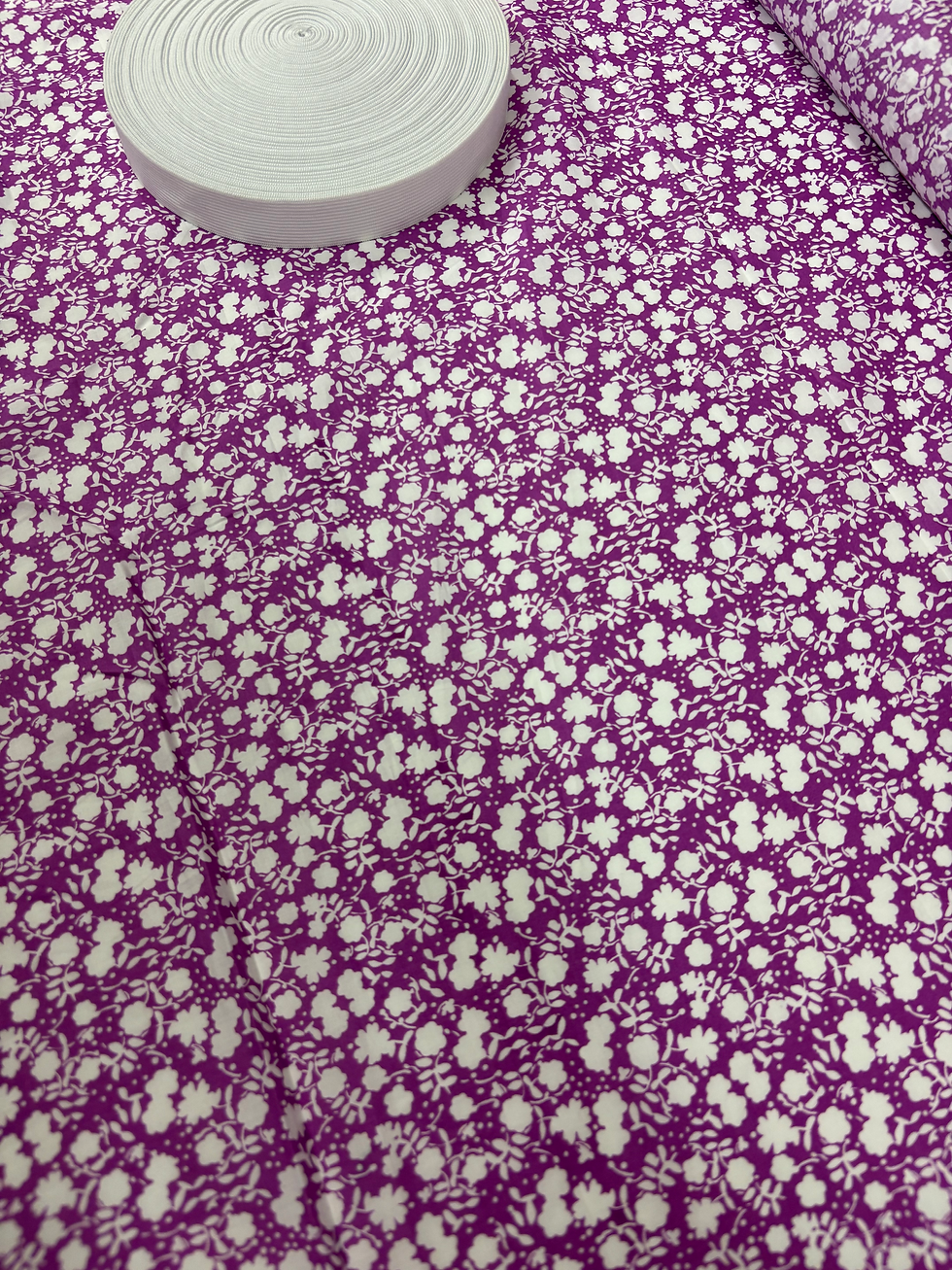 Miniatura: Pequena flor branca em tecido de algodão roxo