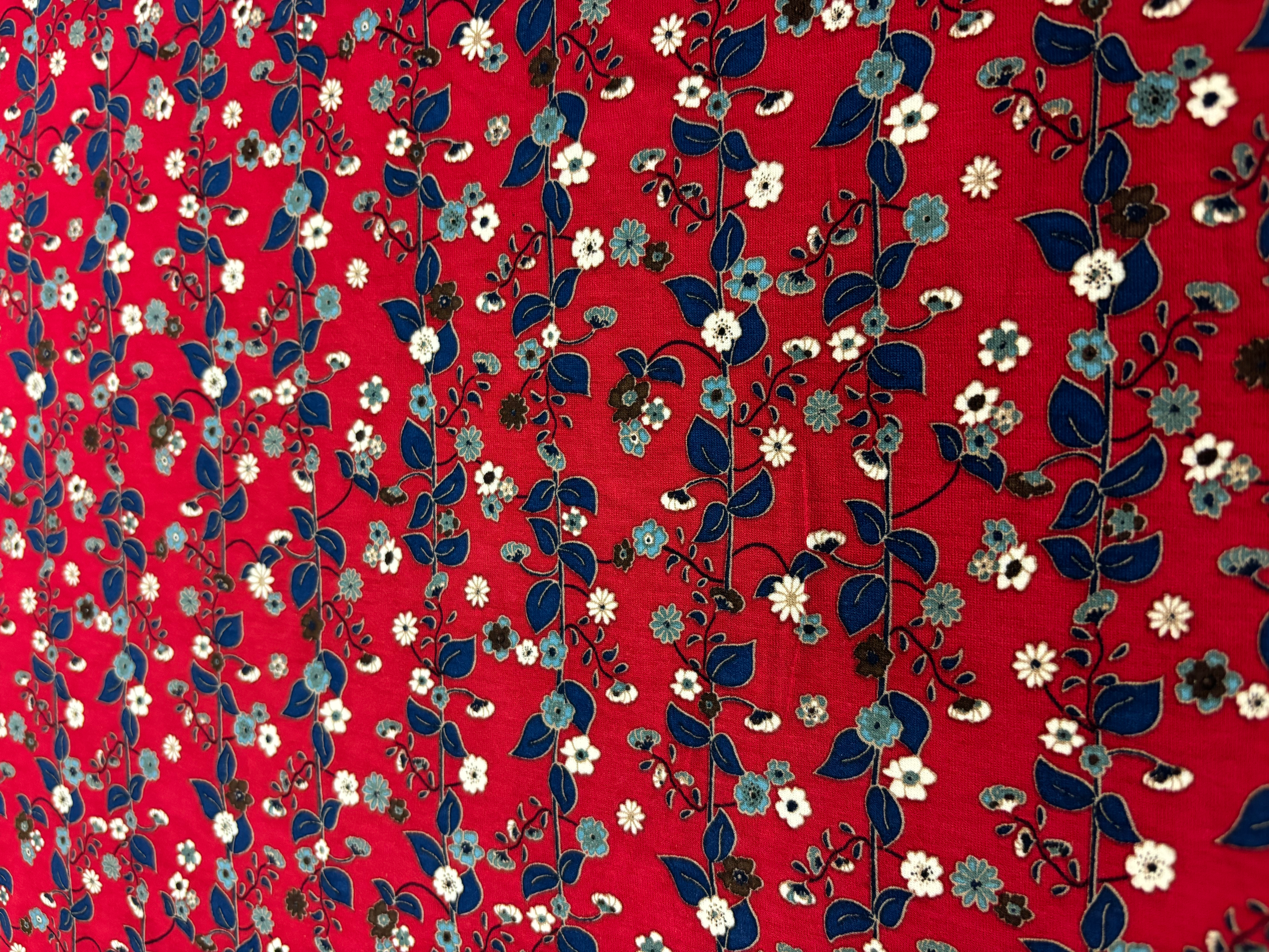 Malha com flores vermelhas pequenas