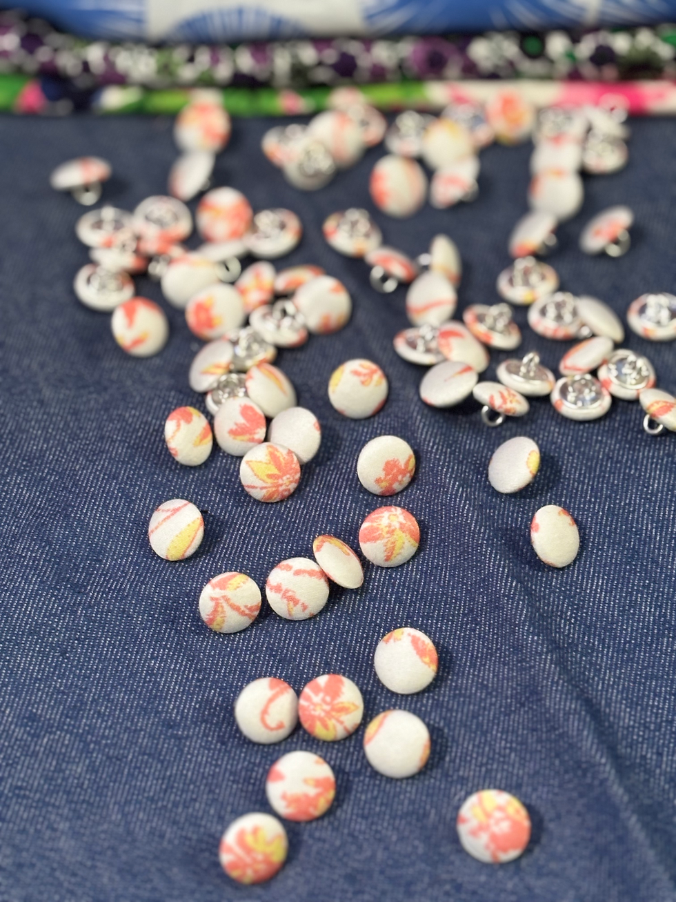 Miniatura: Botões forrados em salmão e branco