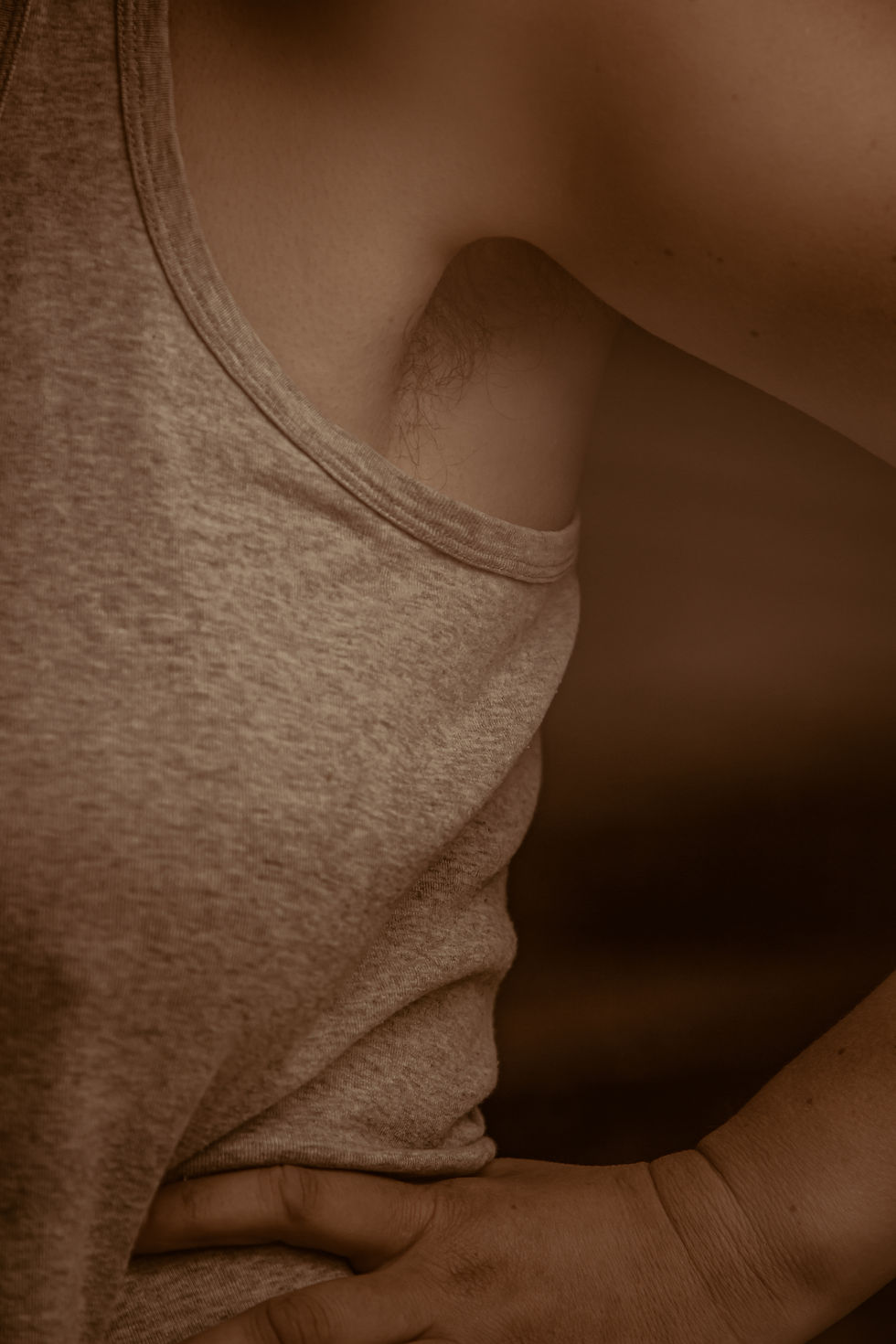 Femme ayant des poils sur les aisselles