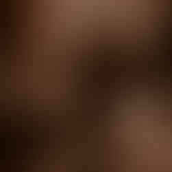 Femme souriant au restaurant