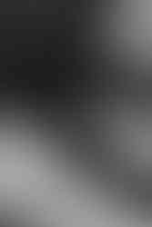 Corps d'une femme de corpulence "standard" avec des bourrlets au ventre quand elle est assise