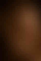 Côté gauche du visage d'une femme éclairé pour montrer son archétype féminin