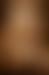 Femme qui apprend l'acceptation de soi en travaillant son regard sur son corps en Photo-Thérapie.