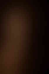 Femme en studio regardant vers l'objectif - Portraits de femmes pour le 8 mars et la lutte féministe