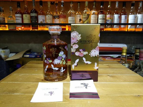 サントリー　響30年　花鳥風月 楽天市場】【送料無料】サントリー HIBIKI 響 30年 花鳥風月 意匠